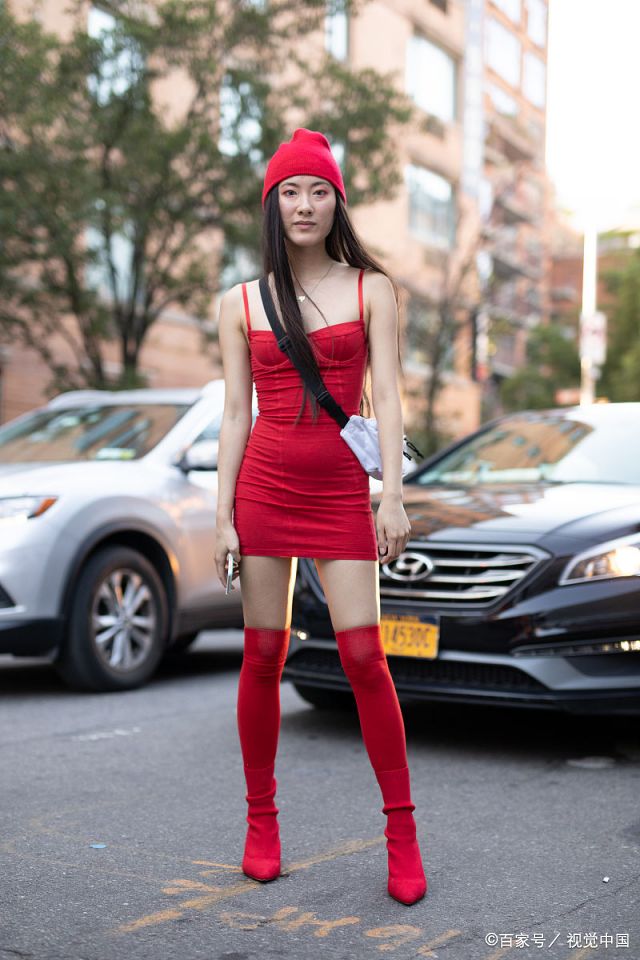 新年走鸿运,美女们都爱穿红鞋子,有人还是全身红!